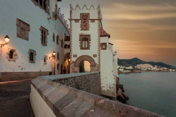 Sitges, iglesia de Sant Bartomeu y paseo marítimo